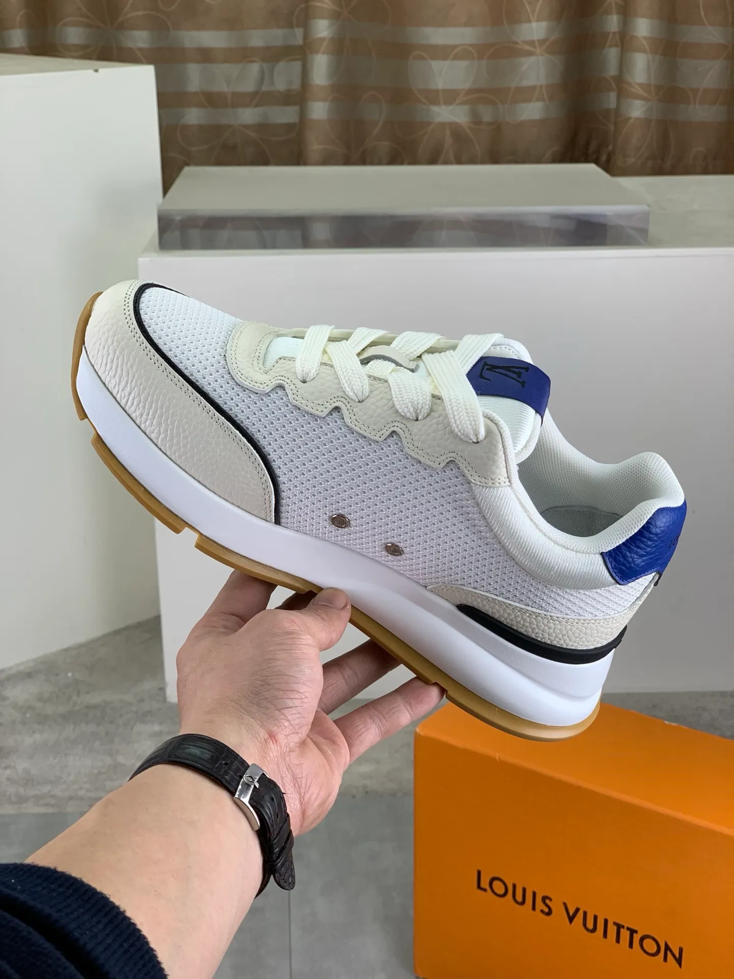 Factory price P700 💶 Top version [LOUIS VUITTON] Couple 🧑‍🤝‍🧑 Craftsman style Counter series (original order) New style 🍀LV Louis Vuitton - top version LV classic high-top trendy shoes! Made of imported original craft calfskin, original breathable lining, and original wear-resistant, lightweight, high-end TPU outsole! High quality products! 4️⃣ colors available, size: female 35-39, male 39-44 (female 40, male 45 46 customized)